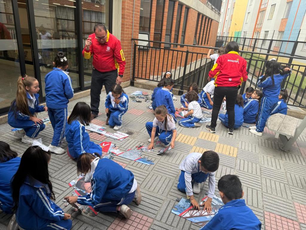 Actividad sobre impuestos colegio Emma Reyes en Kennedy