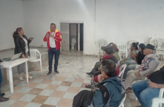 Funcionario dictando charla