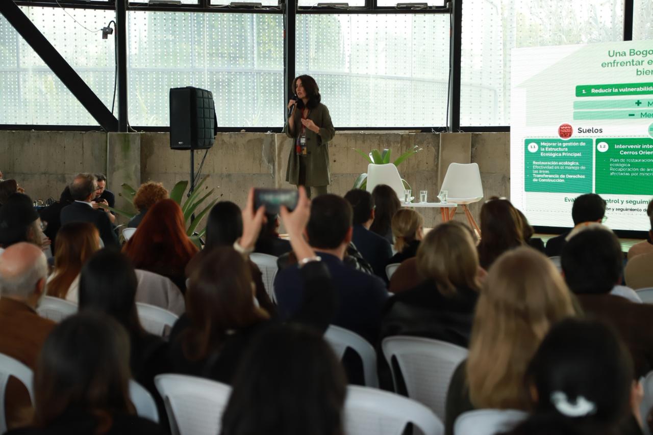 Imagen de expositores en el evento