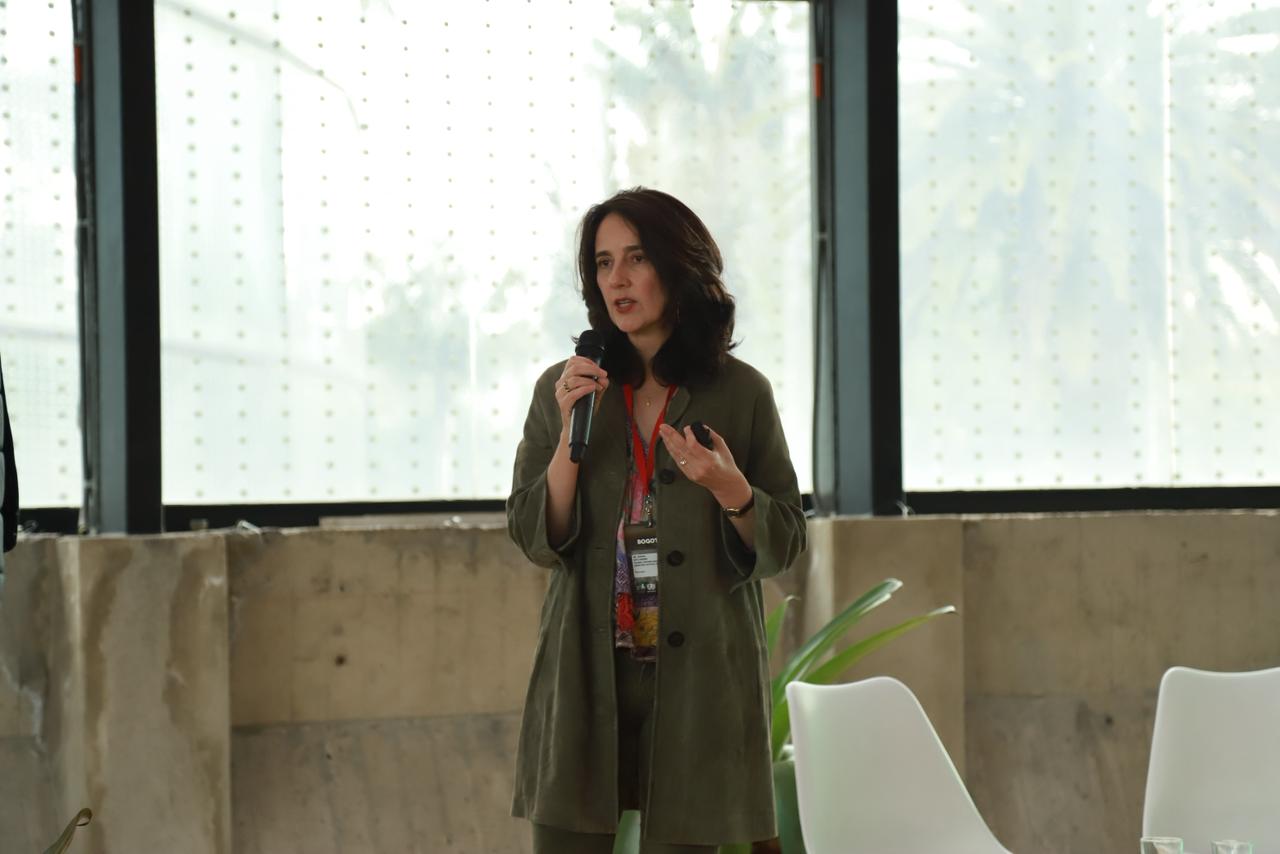 Imagen de expositores en el evento