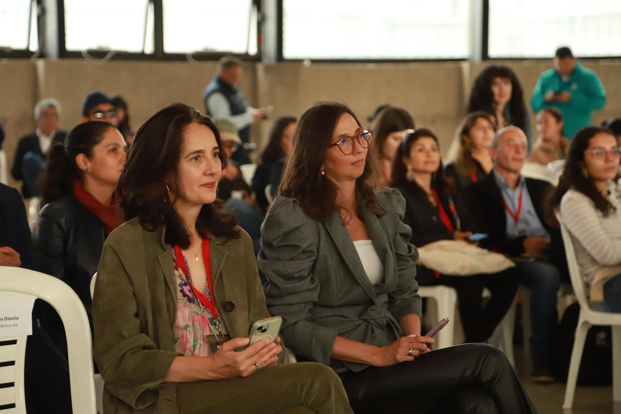 Imagen de expositores en el evento