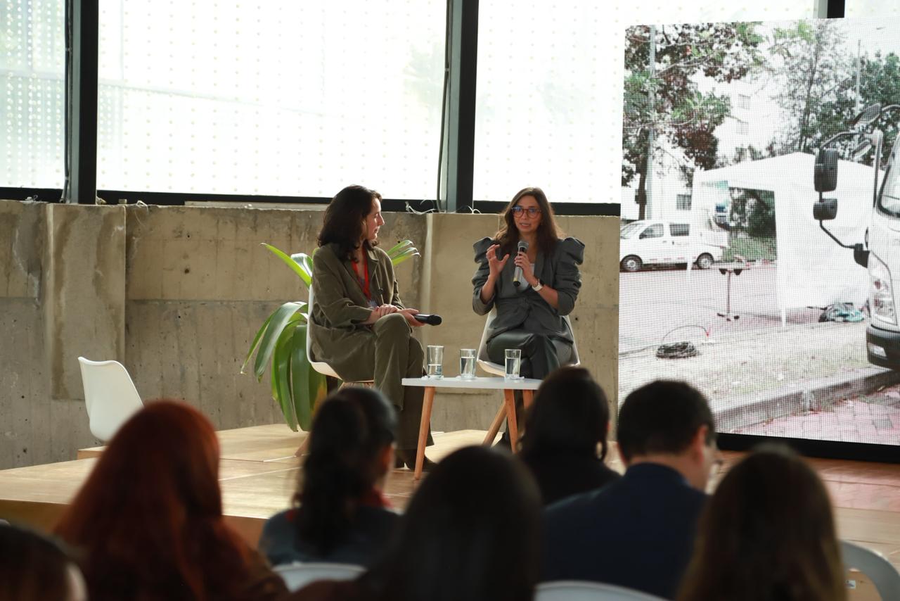 Imagen de expositores en el evento