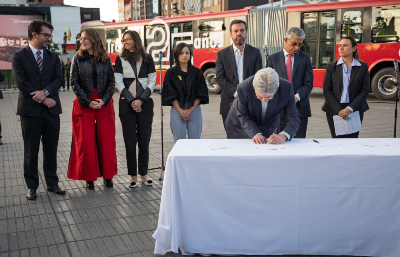 Imagen de la firma de los acuerdos