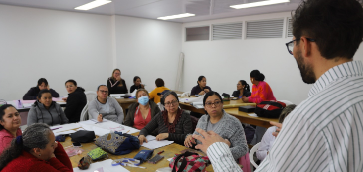 Mujeres emprendedoras en Bogotá Imagen de mujeres en aula