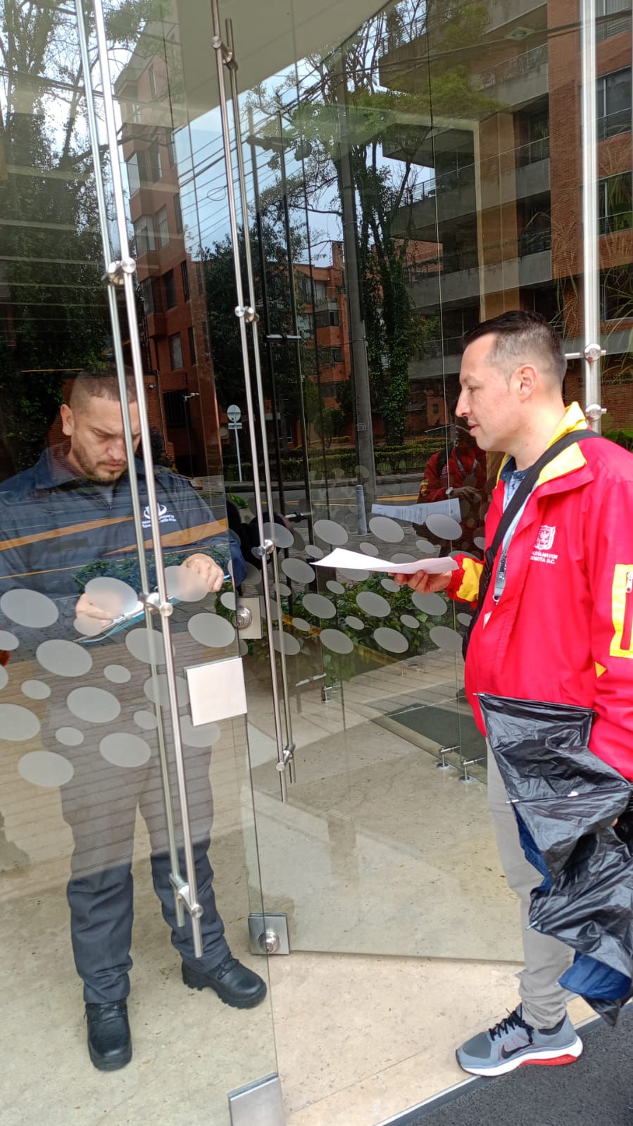 Imagen de persona entregando recibos de pago de impuesto de vehpiculo