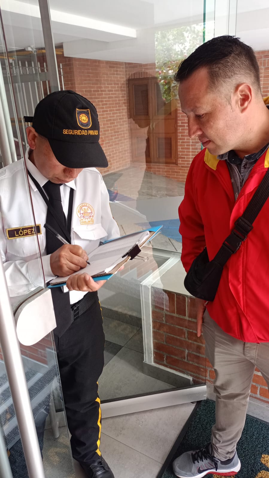 Imagen de persona entregando recibos de pago de impuesto de vehpiculo