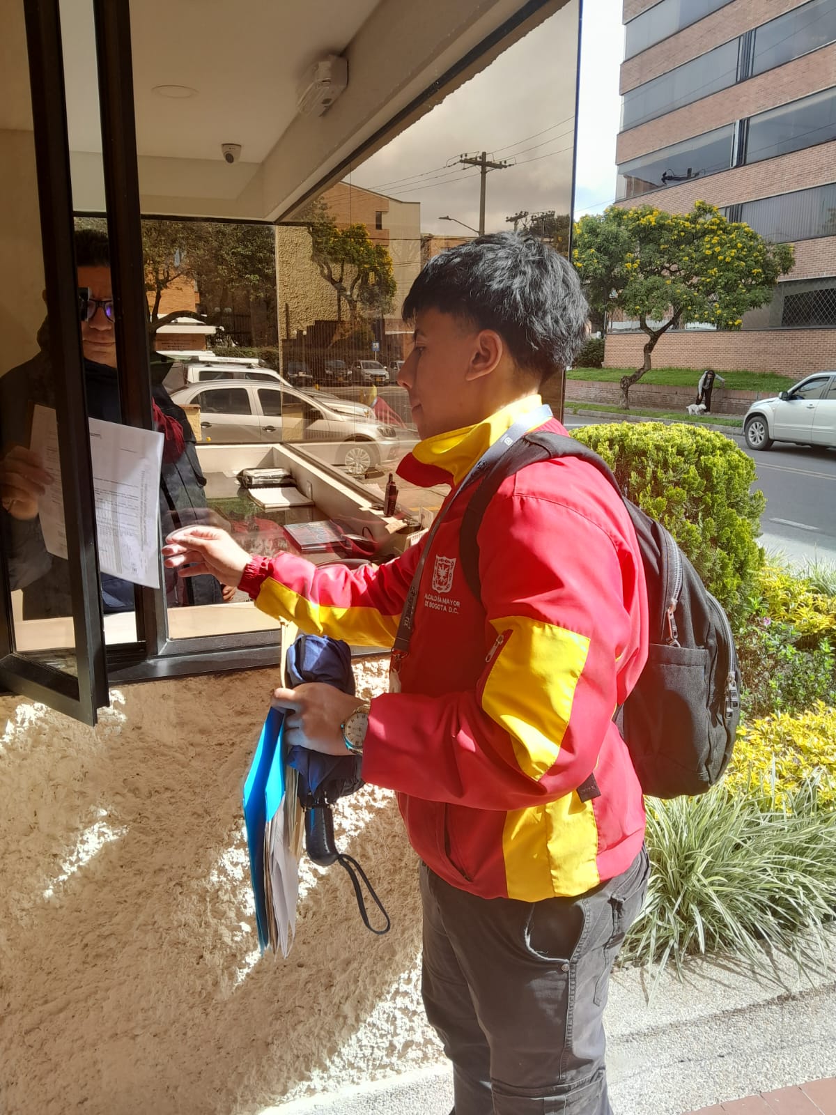 Imagen de persona entregando recibos de pago de impuesto de vehpiculo