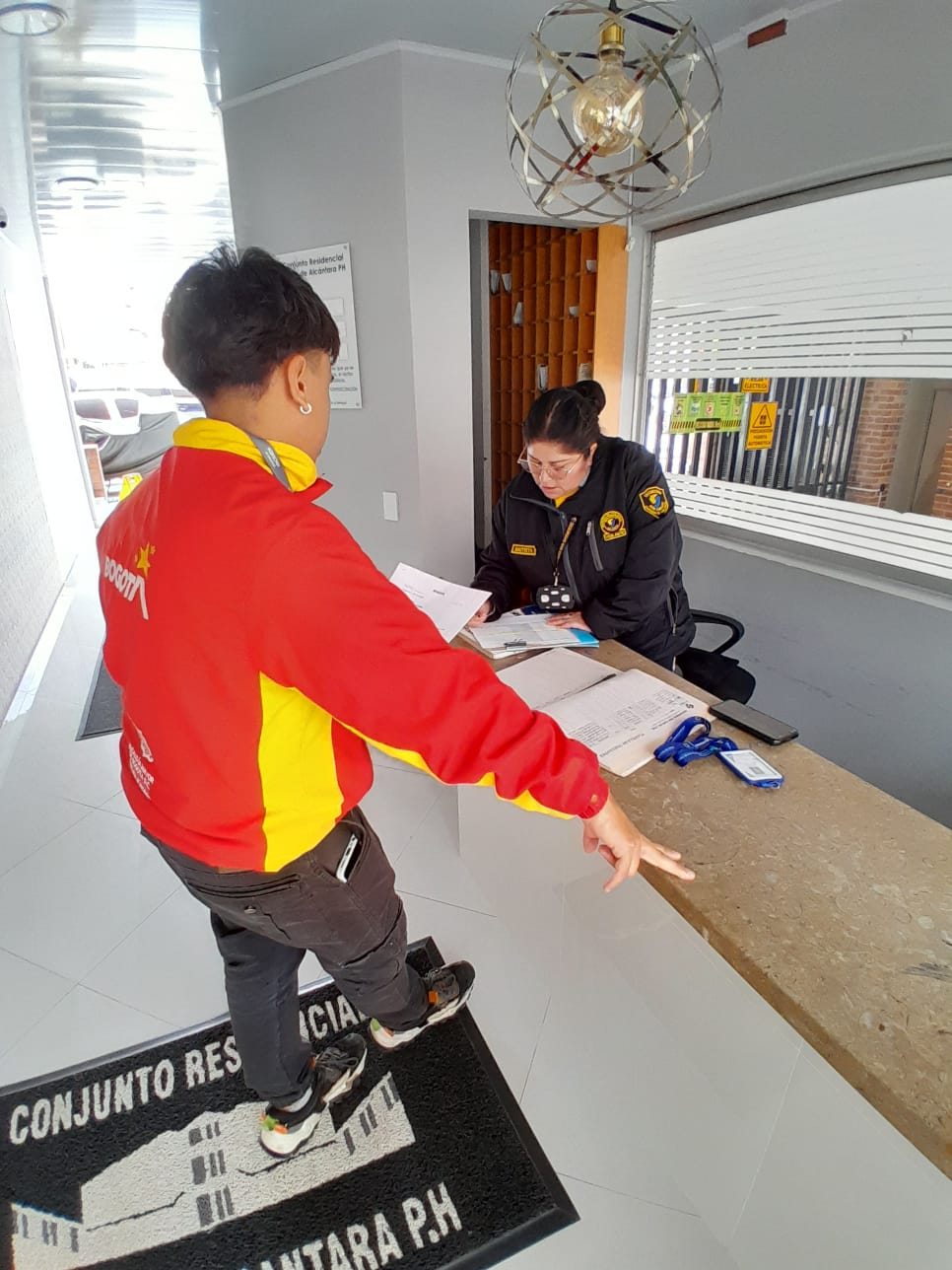 Imagen de persona entregando recibos de pago de impuesto de vehpiculo