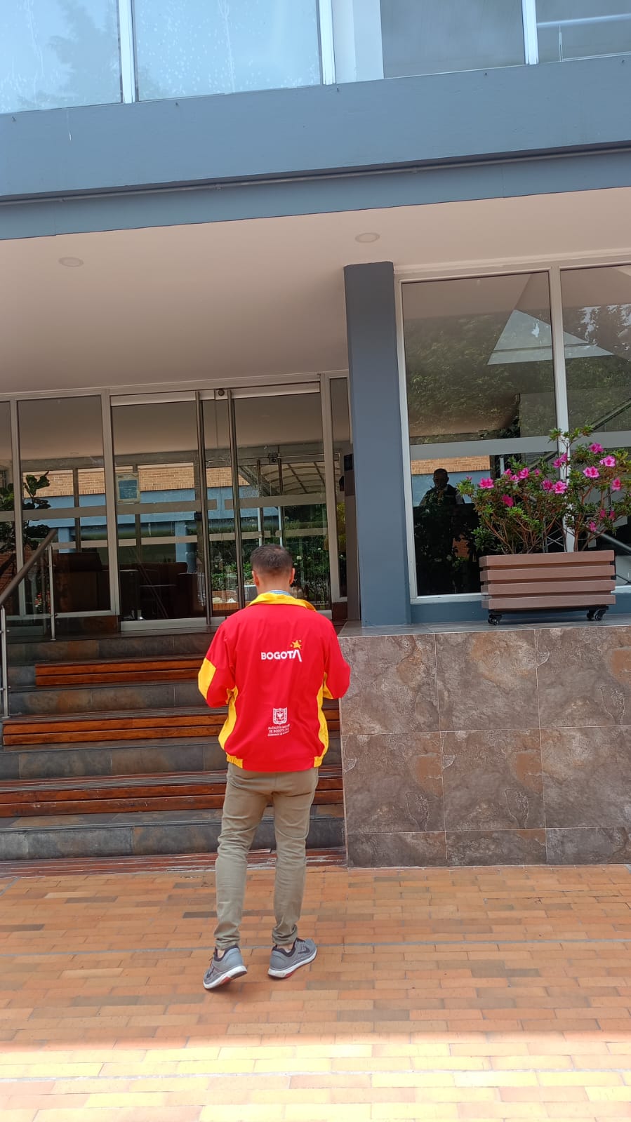 Imagen de persona entregando recibos de pago de impuesto de vehpiculo
