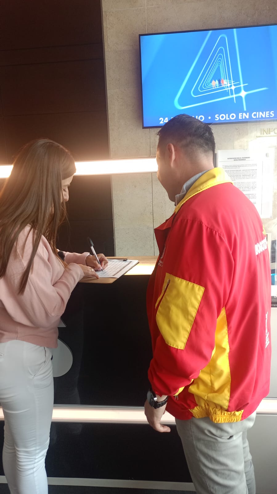 Imagen de persona entregando recibos de pago de impuesto de vehpiculo