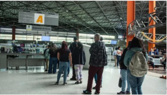 Morosos de Bogotá podrán acceder nueva facilidad de pago: ¿de qué se trata? Imagen personas haciendo fila