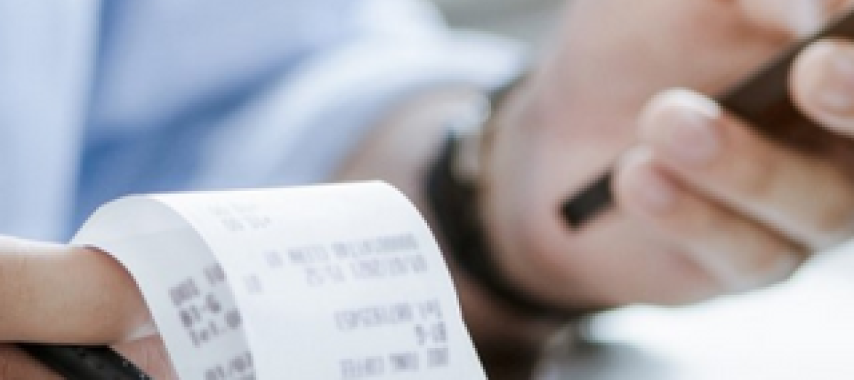 Ponte al día con tu Impuesto de Insustria y Comercio Imagen de manos con una factura