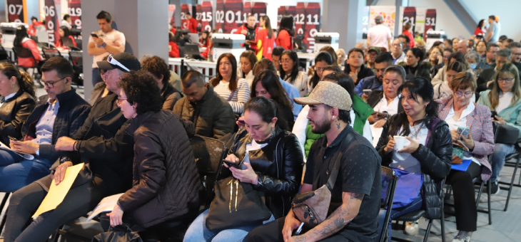 Imagen de personas en feria de servicio 2025