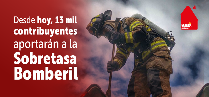 Bombero trabajando sobre tejado