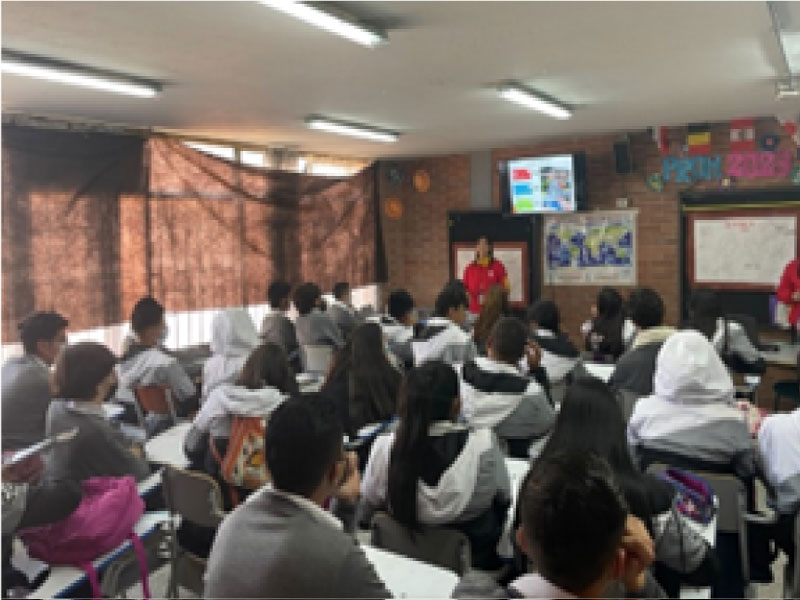 estudiantes de colegio la chucua en charla sobre cultura tributaria