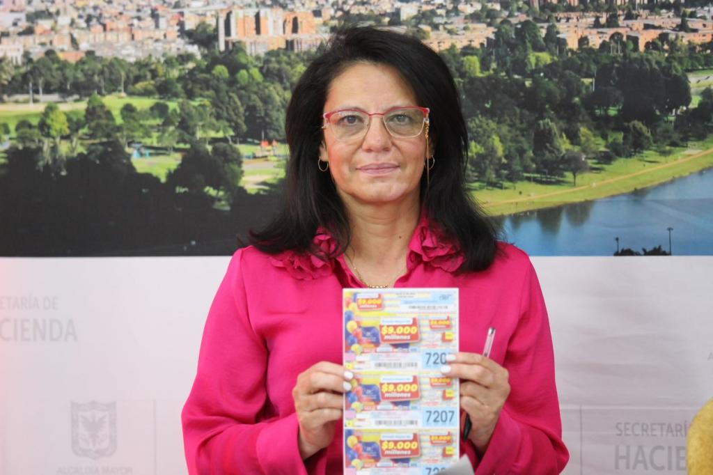 Gerente Lotería de Bogotá presentando billete de lotería
