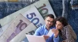 Fotomontaje hecho por El Tiempo con imagen de billetes de pesos colombianos y una pareja miendo información en un computador portatil