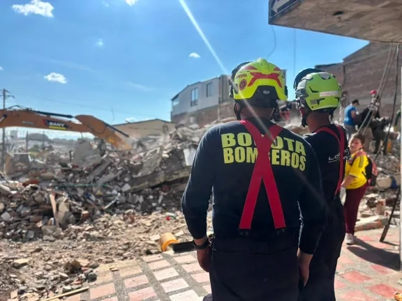 Foto del cuerpo de bomberos en acción después del terremoto en Colombia