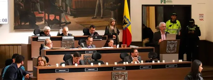 Grupo de gente en el concejo de Bogotá