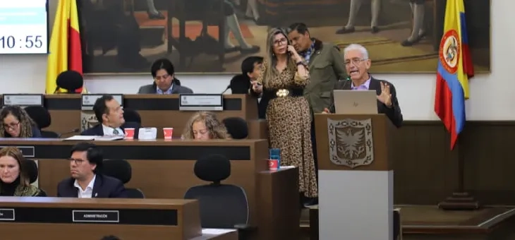 Secretario exponiendo frente al concejo de Bogotá